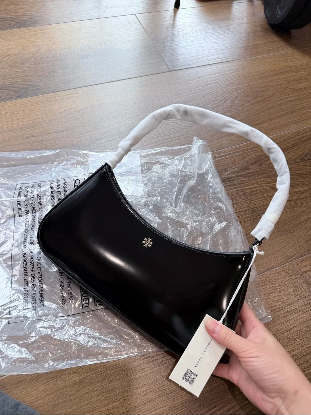 New Tory Burch Emerson Smooth Shoulder Bag color black with tag